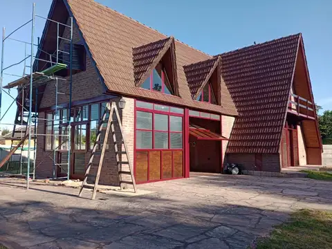 Venta - Casa Alpina en Francisco Álvarez
