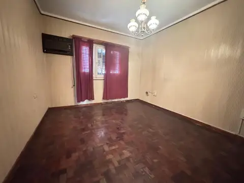 VENTA: Casa de dos dormitorios con jardín y patio en Barrio Belgrano, Rosario. ÁPTO CRÉDITO.