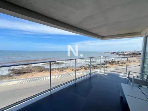 En venta apartamento de 2 dormitorios en suite en Peninsula Punta del Este