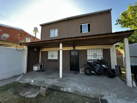 En venta Casa con Departamento en planta alta a mts de Av. Croacia en José C. Paz