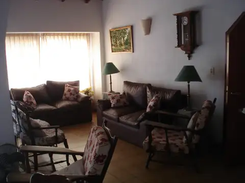 Casa 7 ambientes con 2 baños