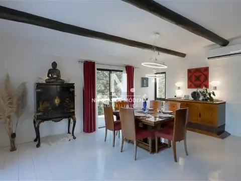 Vende casa en Arenas de Jose ignacio de 3 dormitorios en suite, con dos terrazas, parrillero y piscina.