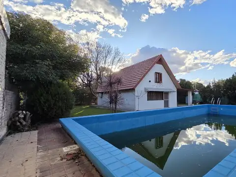 Casa 4 ambientes con 2 baños