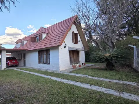 VENTA/PERMUTA - Casa estilo alpina de 2 dormitorios con jardin y pileta - Cañada de Gómez