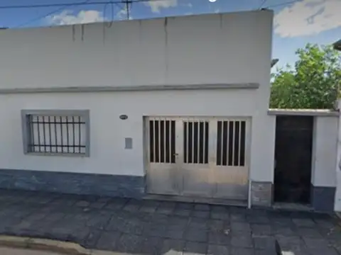 CASA AL FRENTE EN BARRIO MAYORAZ