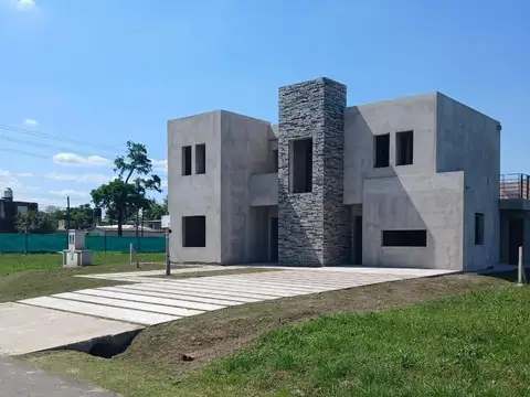 Casa en venta  en barrio cerrado " Altos de San José" en San Miguel.