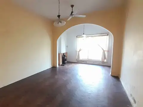 Olivos - Chalet de 4 amb para actualizar, desarrollado en Planta Baja!