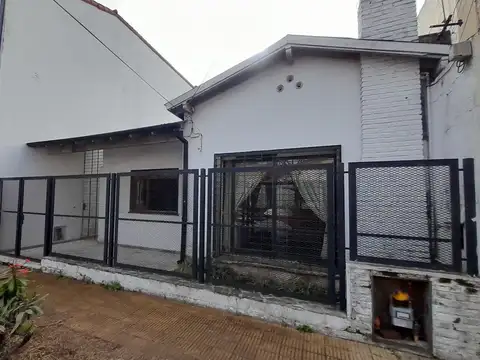 Olivos - Chalet de 4 amb para actualizar, desarrollado en Planta Baja!