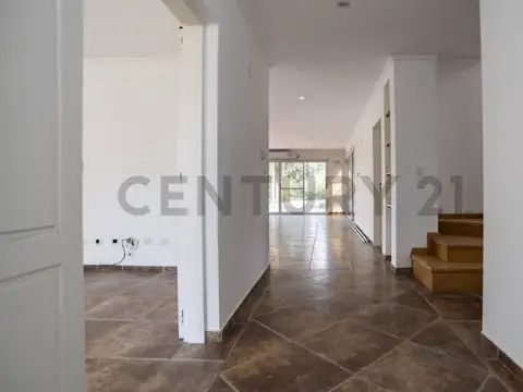 Casa 5 ambientes con 4 baños