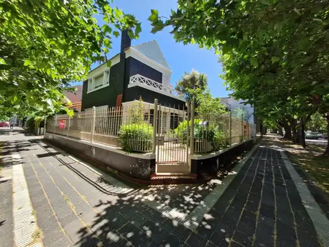 Casa en estratégica esquina a modernizar. Varios destinos
