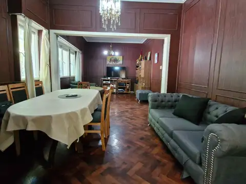 Casa en estratégica esquina a modernizar. Varios destinos