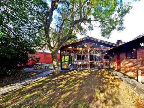 VENTA CASA 4 AMBIENTES AMPLIO JARDIN Y PILETA EN ITUZAINGÓ