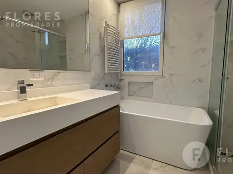 Casa en Alquiler con 2 cocheras