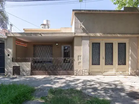 VENTA - CASA AL FRENTE 3 DORMITORIOS CON COCHERA - TIRO SUIZO