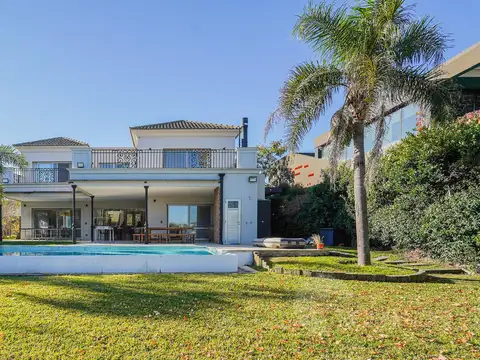 Venta- Exclusiva casa en San Benito con muelle propio al río Luján
