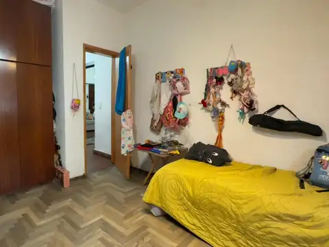 Imponente vivienda de 5 dormitorios sobre avenida!