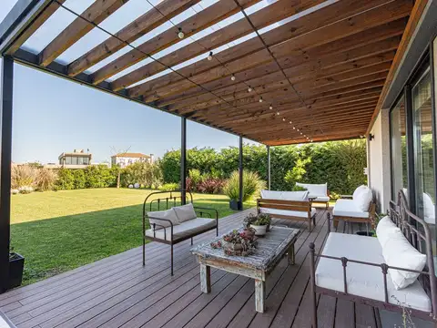 Casa en venta 7 ambientes a nuevo en Terralagos