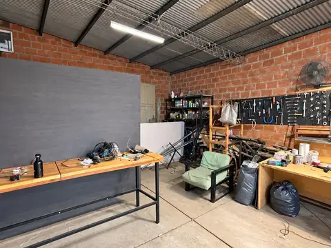 Local 250 m² + Departamento 2 dormitorios  – Lobos