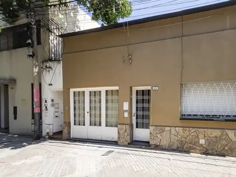 CASA DE TRES DORMITORIOS CON COCHERA