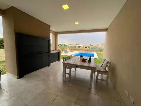 Casa en Venta con 3 cocheras