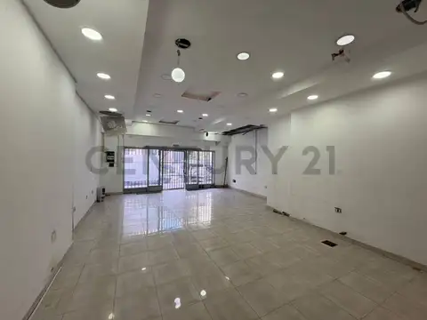 VENTA LOCAL COMERCIAL EN FLORES CON TERRAZA PROPIA
