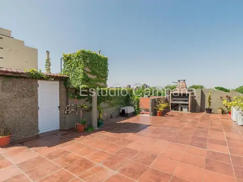 PH de tres ambientes. Frente. Balcón. Terraza. Parque Chas