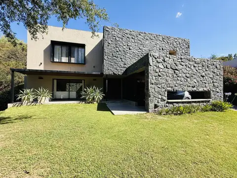 ¡Venta! Impresionante Casa en La Rufina - 4 Dormitorios   Dependencia de Servicio ¡Con Escritura!