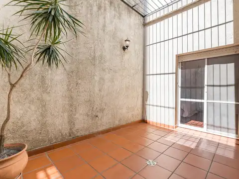 VENTA - Casa de pasillo de 3 dormitorios con patio y balcón. Centro, Rosario.