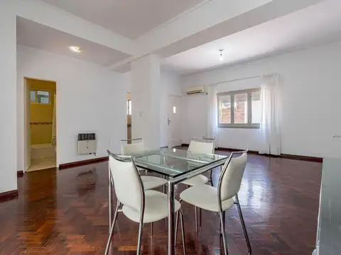 VENTA - Casa de pasillo de 3 dormitorios con patio y balcón. Centro, Rosario.
