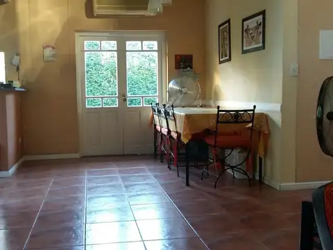 Casa 4 ambientes con 2 baños