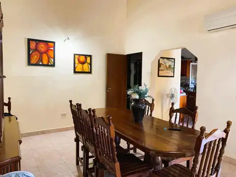 Casa 4 ambientes con 2 baños