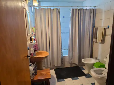 Casa 7 ambientes con 2 baños