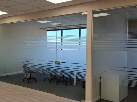 Oficina totalmete equipada y amoblada con vista panorámica.