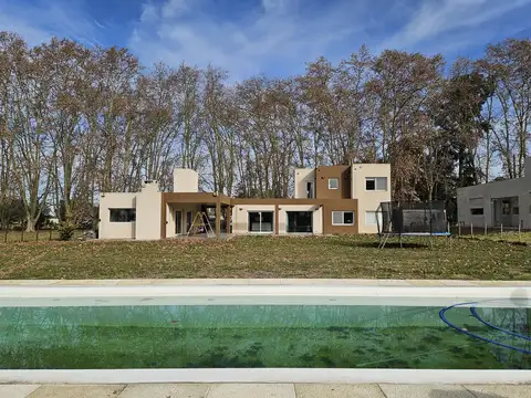 Casa en venta en Coronel Brandsen sobre Aristóbulo del Vallle [Cod: 2906-2]