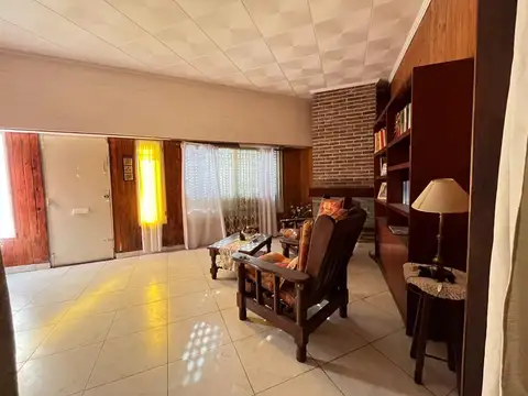 Casa 6 ambientes con 2 baños