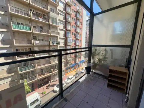 Amplio monoambiente a la calle con balcón, zona Plaza Colón.