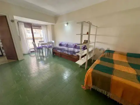 Amplio monoambiente a la calle con balcón, zona Plaza Colón.