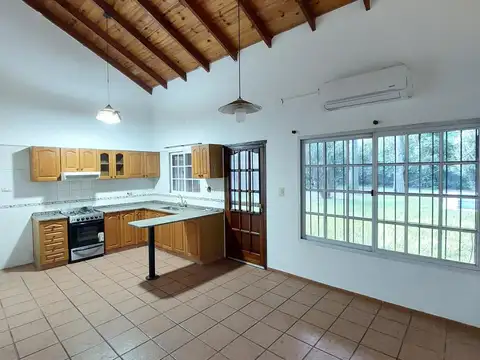 Casa en Venta en Funes, sobre Ruta 9 y salida a 2 calles.