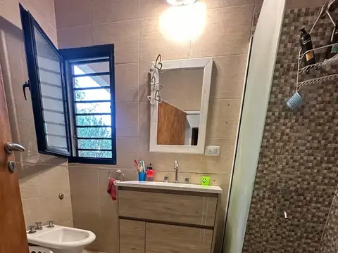 Casa 4 ambientes con 2 baños