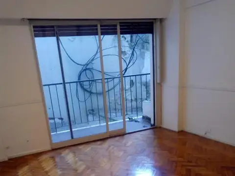 Uruguay 900, Piso 1°