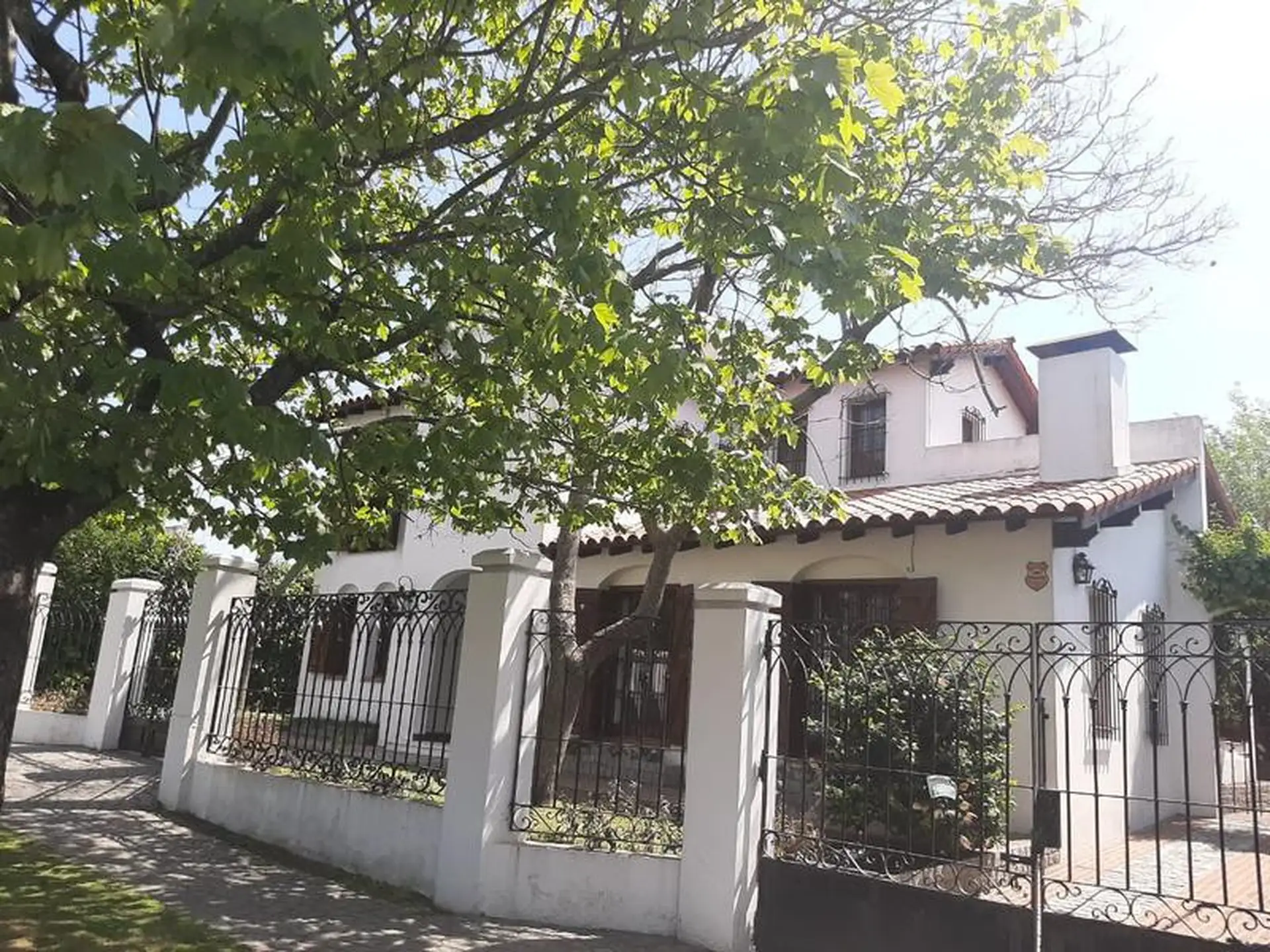 Importante chalet estilo colonial con parque y piscina