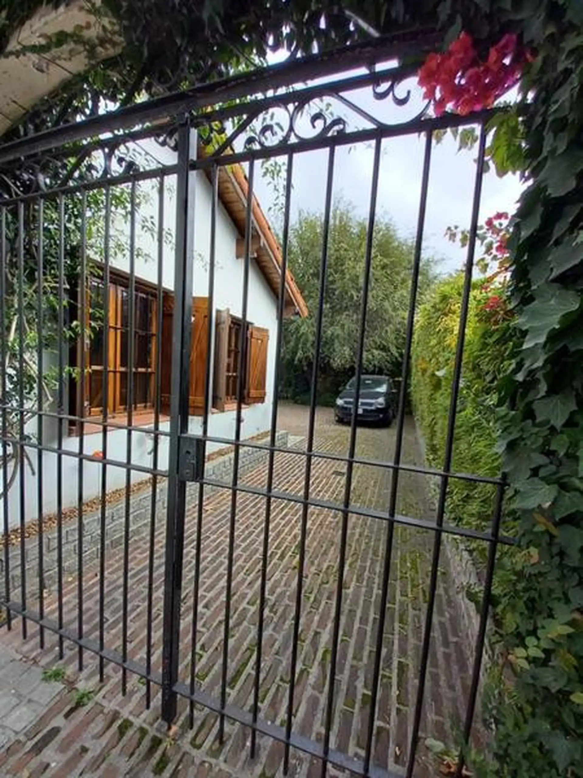 Importante chalet estilo colonial con parque y piscina