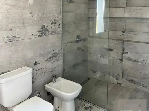 Casa en Alquiler con 3 cocheras