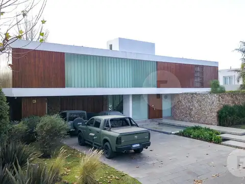 Casa 6 ambientes con 4 baños