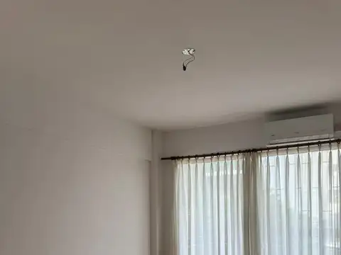 Muy Buen Departamento en alquiler en Caballito Sur   2 ambientes   todos los transportes   Bajas expensas. Hermoso.