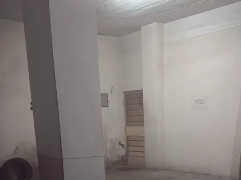 cochera fija cubiera en un lindo edificio moderno