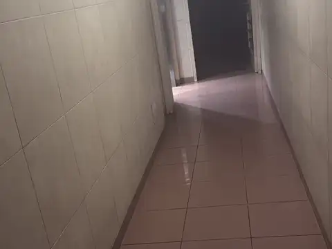 cochera fija cubiera en un lindo edificio moderno