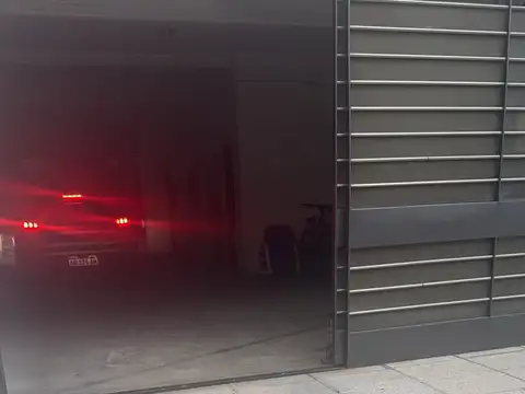 cochera fija cubiera en un lindo edificio moderno