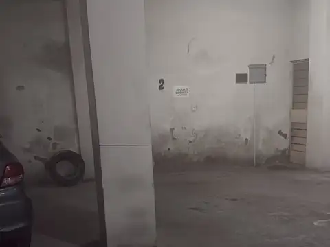 cochera fija cubiera en un lindo edificio moderno