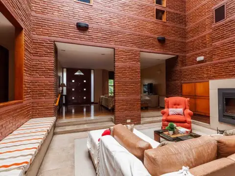 Venta Casa de 6 Ambientes, jardin,pileta,parrilla